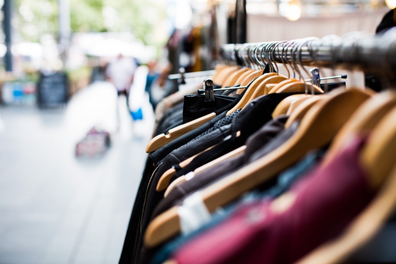 magasin-DALUIS-min_blur_close_up_focus_hanger_jacket_market_people_rack-1176303