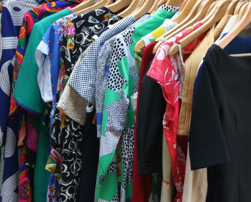 magasin-DALUIS-min_dresses_apparel_clothing_clothes_clothes_hangers_wooden_hangers_retail_shop_closet-1149845